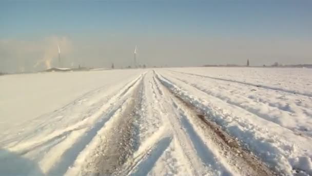 Rijden in de sneeuwlandschap — Stockvideo