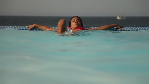 Жінка в басейні — стокове відео
