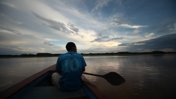 Man in de boot, op de Amazone-rivier — Stockvideo