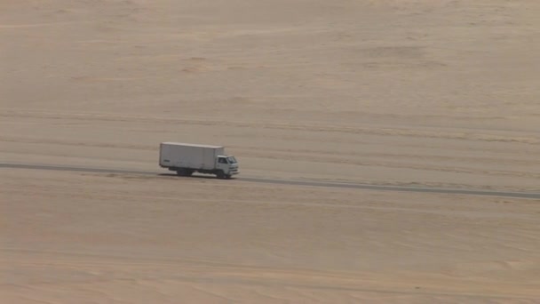 砂漠、パラカス国立公園の車 — ストック動画