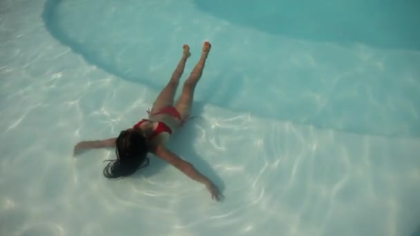 Frau im Schwimmbad — Stockvideo