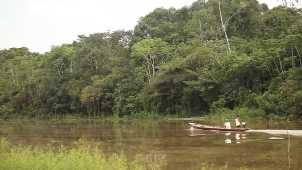 Pessoas viajam no rio Amazonas — Vídeo de Stock