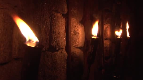 Torches sur le mur — Video