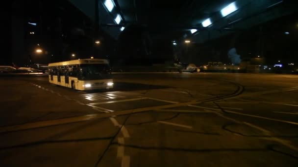 Bus dans l'avion — Video