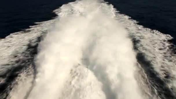 항해 보트 뒤쪽 바다 vawes — 비디오