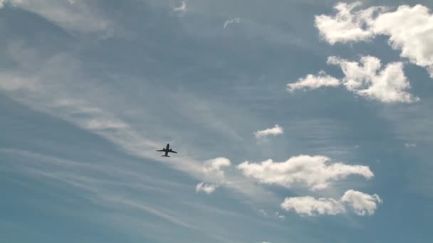 Vliegtuig in de lucht — Stockvideo