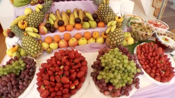 Owoce na stole — Wideo stockowe