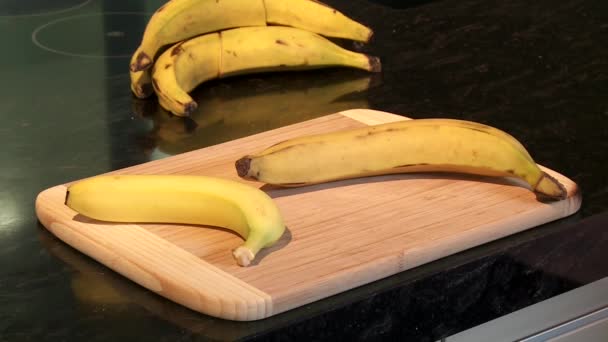 Шеф-повар режет бананы — стоковое видео