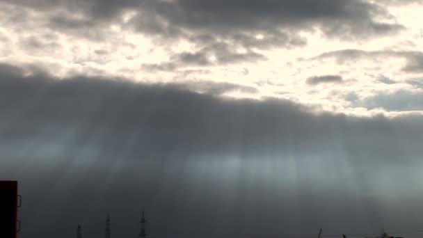 Donkere wolken boven een bouwplaats — Stockvideo