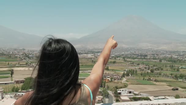 Vrouw genieten van het landschap van arequipa, peru — Stockvideo