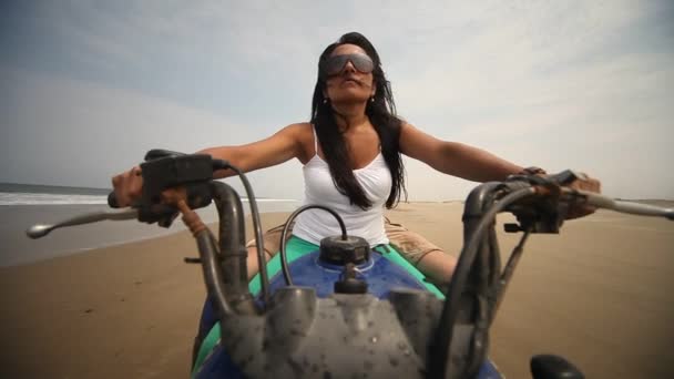 Пара на квадроцикле на пляже — стоковое видео
