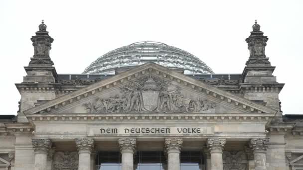 Blick auf den Bundestag - Reichstag — Stockvideo