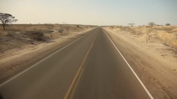 Conducir en el desierto — Vídeos de Stock