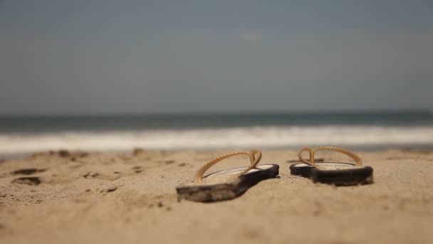 拖鞋在海滩上的女人 — 图库视频影像