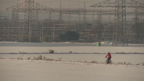 Mountainbiken in de winter — Stockvideo