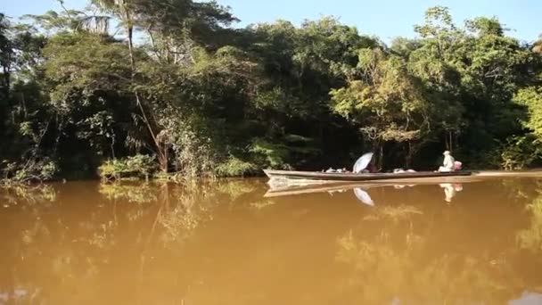 Люди подорожують по річці Амазонка — стокове відео