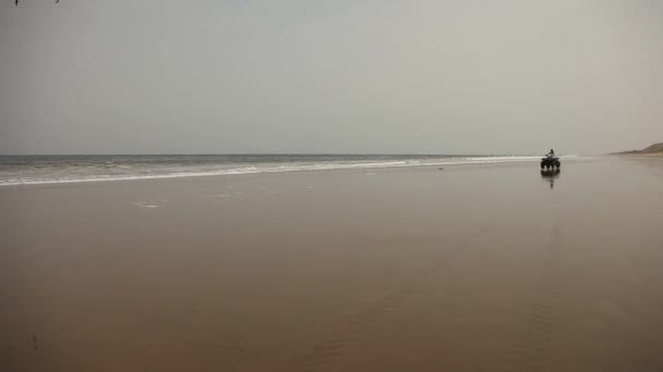 Frau fährt Quad am Strand — Stockvideo