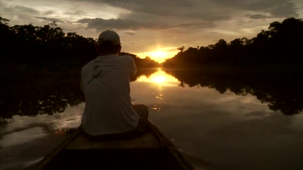 Paddeling s kanoí na řece amazon — Stock video