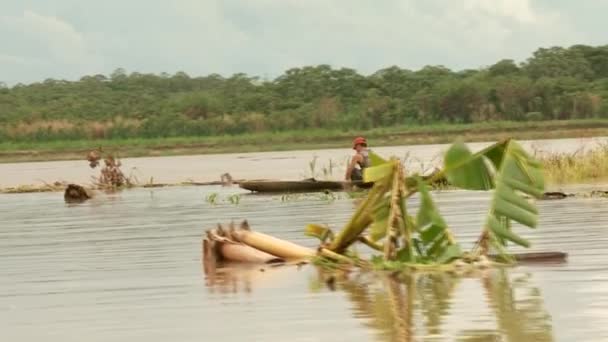 Amazonica, peru - circa november 2011: mensen in boten — Stockvideo