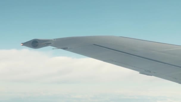 Imágenes de vídeo de un avión volador — Vídeo de stock