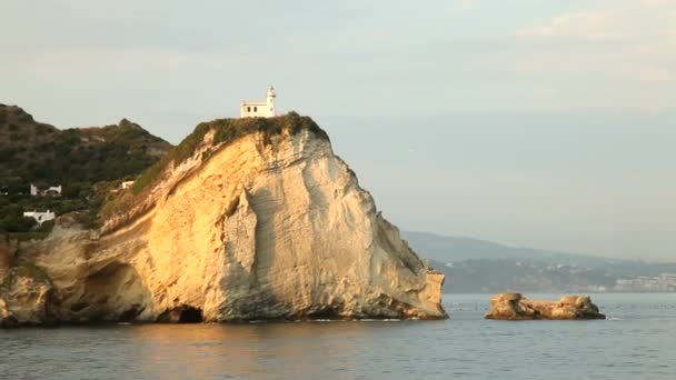 Ήλιο να δύει πάνω από το νερό — Αρχείο Βίντεο