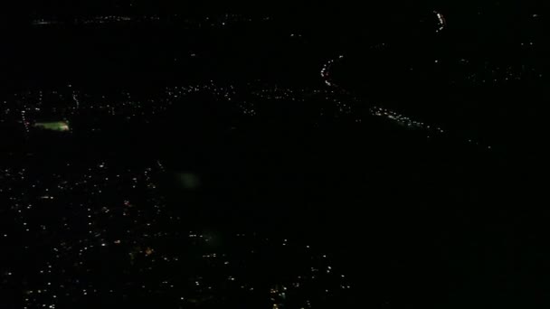 Vuelo sobre una gran ciudad por la noche — Vídeos de Stock