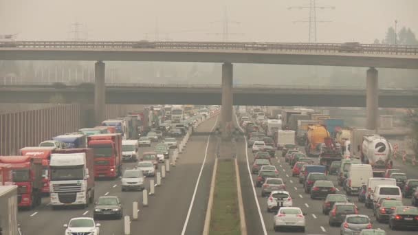 Keulen - 04 april: congestie op een snelweg in Duitsland in de buurt van Keulen over de autosnelweg a3 op 4 april 2012 — Stockvideo