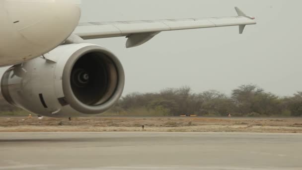 Flugzeug auf dem Flughafen — Stockvideo