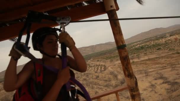 Vrouw op zipline — Stockvideo