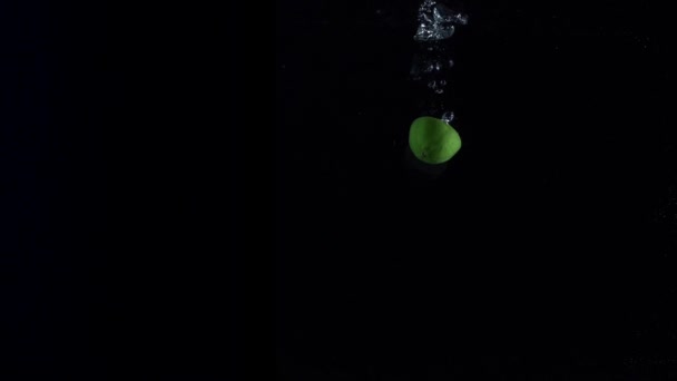 Lime falling into the water — Stock Video
