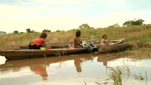АМАЗОНИКА (ПЕРУ) - СИРКА НОЯБРЬ 2011 года: Дети стирают одежду в реке в ноябре 2011 года в Амазонике, Перу, недалеко от города Иос. — стоковое видео