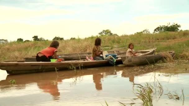 Amazonica, Peru - Circa November 2011: Kinderen wassen van kleren in rivier circa November 2011 in Amazonica, Peru nabij Iquitos — Stockvideo