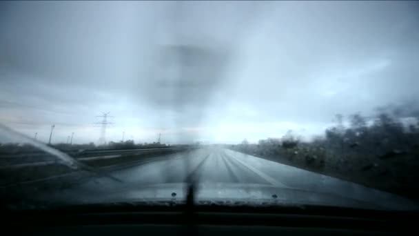 Voiture de conduite sur la route — Video