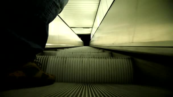 Man på rörliga rulltrappan — Stockvideo