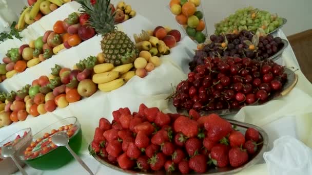 Frutas na mesa — Vídeo de Stock