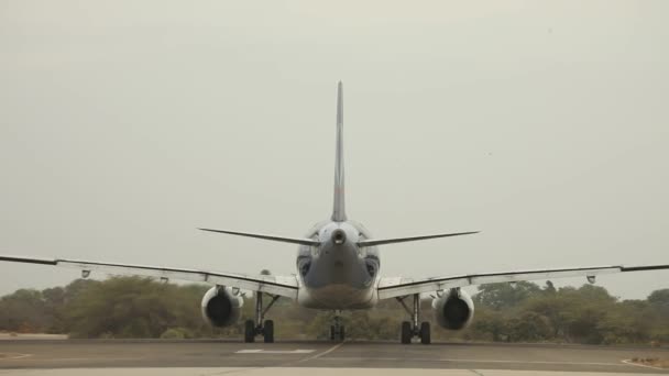 Airplane at the airport — Stock Video