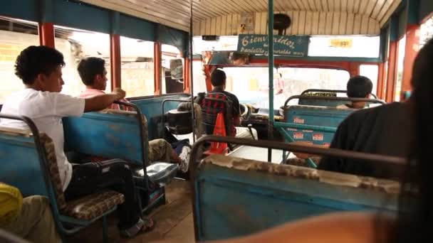 Вид з автобуса, місті iquitos — стокове відео