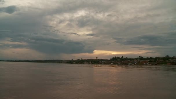 Båttur på floden Amazonas — Stockvideo
