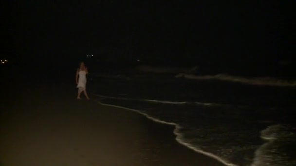 Mulher à noite na praia — Vídeo de Stock