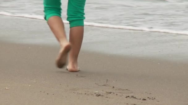 Frau läuft am Strand entlang — Stockvideo