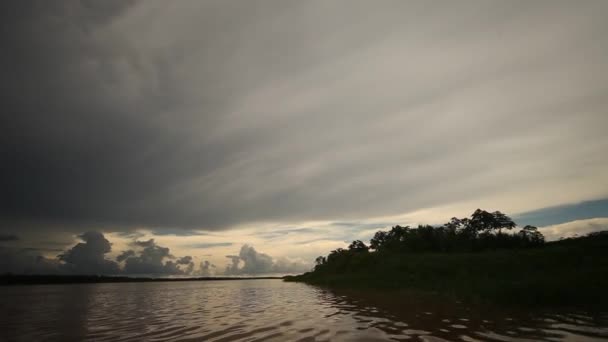 Bootsfahrt auf dem Amazonas — Stockvideo