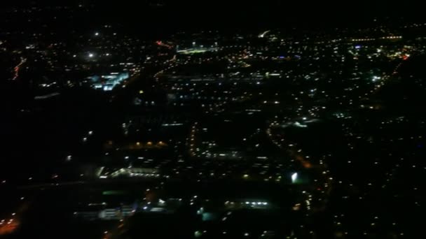 Üzerinde büyük bir şehirde gece uçuş — Stok video