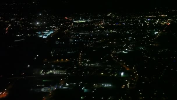 Vuelo sobre una gran ciudad por la noche — Vídeos de Stock