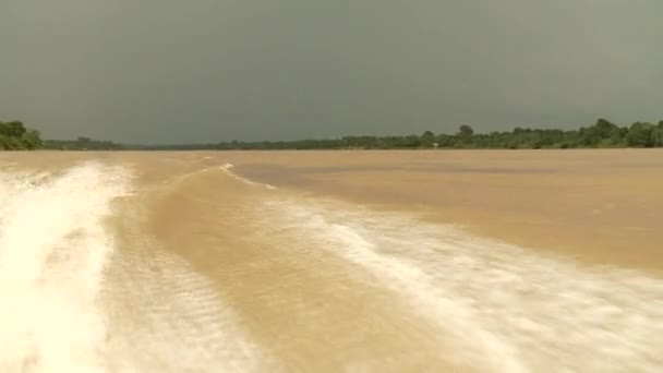 Paseo en barco por el río Amazonas — Vídeo de stock