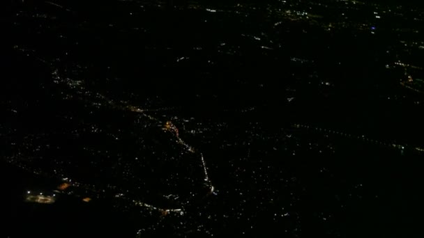 Flug über eine Großstadt in der Nacht — Stockvideo