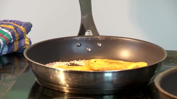 Chef cocinando comida — Vídeos de Stock