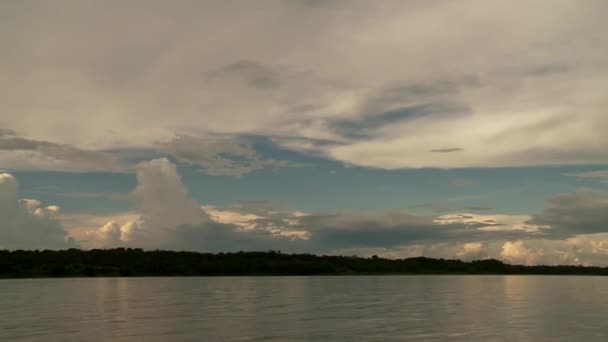 Paseo en barco por el río Amazonas — Vídeo de stock