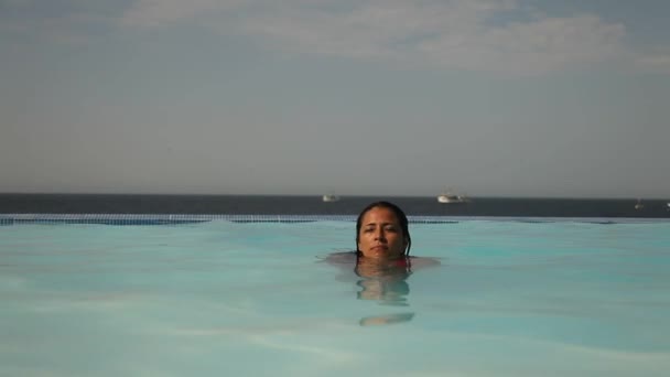 Mulher na piscina — Vídeo de Stock