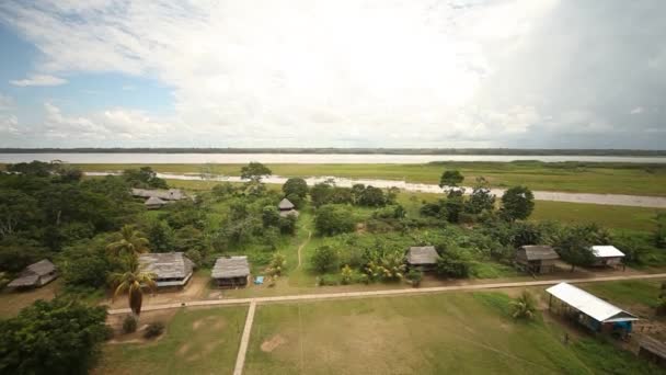 Forêt tropicale avec petit village — Video