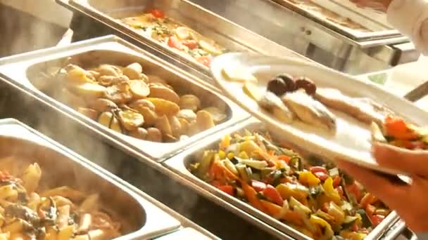 Los huéspedes del restaurante seleccionan comida de un buffet — Vídeo de stock
